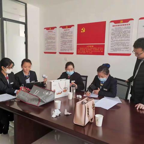 中国银行延长石油小区支行走进县城宣传国债知识