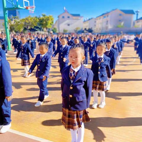 “逐梦扬帆，快乐成长”                                              育才二小一年级99班成长记