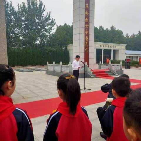 缅怀革命先烈     弘扬烈士精神一一柏城三里湾小学9.30参加公祭日活动