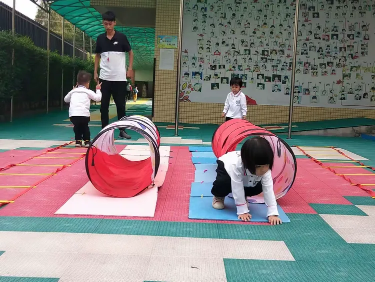 开心钻山洞游戏