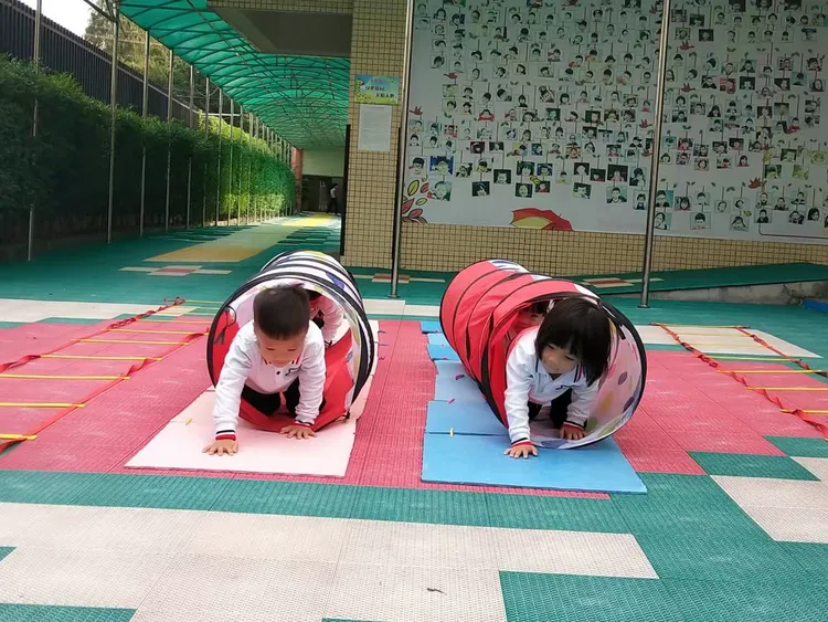 开心钻山洞游戏