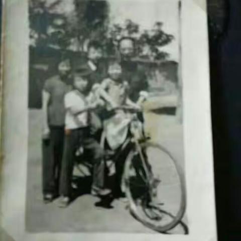 今天是老父亲大人屈致中逝去五十二周年祭奠日。文字敘述屈森。配图屈淼。面怀我们的老父亲。.