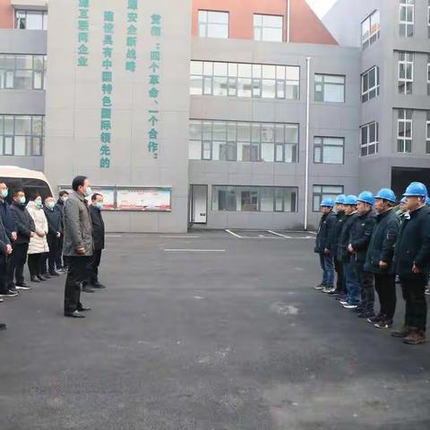 石龙区区委书记、区长甘栓柱看望慰问电力职工
