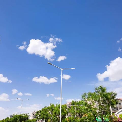 白云升远岫，摇曳入晴空，嘉峪关的天，我爱了。