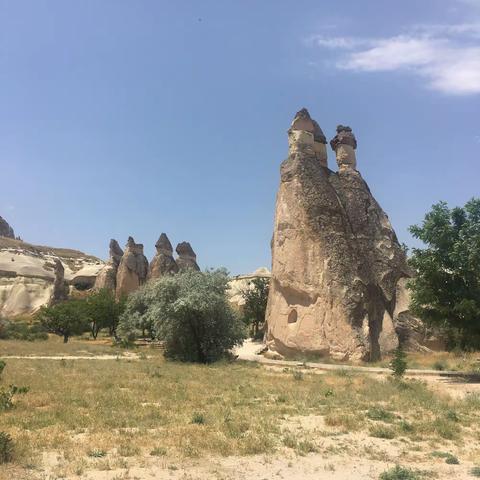 土耳其卡帕多奇亚的精灵烟囱和番红花城的“精灵烟囱”