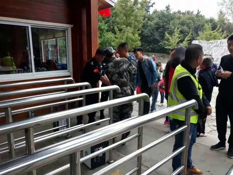 为了每一位游客的安全，我们的蒙山应急救援队员兢兢业业地坚守每一个岗位