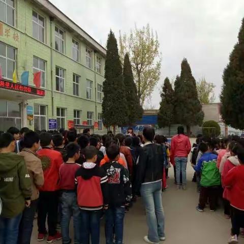 为了增强全体师生的防火意识和逃生能力，我校利用每周四课间操时间进行一次消防安全演练，使消防演练常态化。