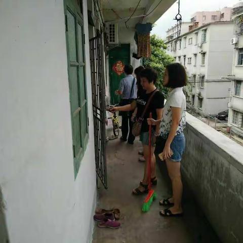 海秀街道总工会开展以主题为“坚持标准不松懈，防止反弹助‘创文’国检”的公益活动行动日