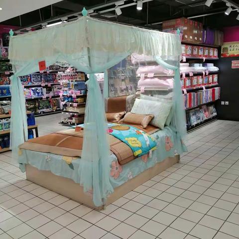 服装休闲用品陈列图片