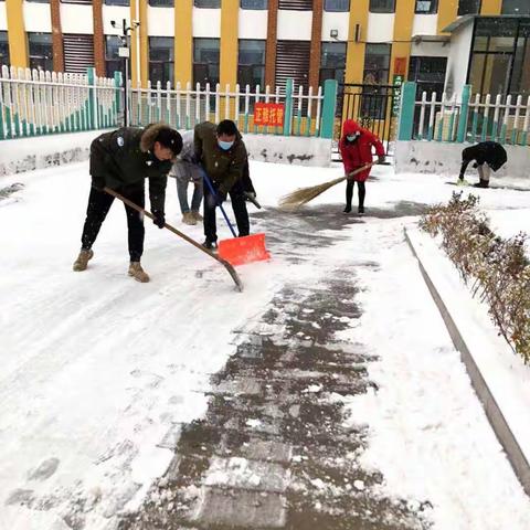 【锦华•安全】寒冬扫雪 情暖校园——潍坊锦华学校扫雪纪实