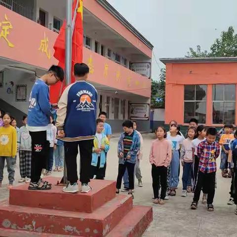 学党史 强信念 跟党走，九月二十七日，梅新小学在星期一升旗仪式时，开展了“红领巾爱学习”教育活动