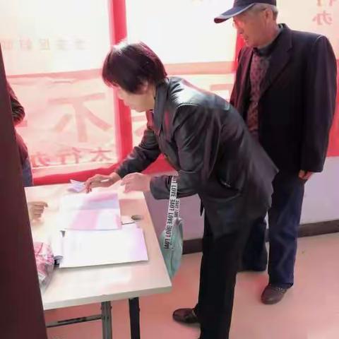 4月17日上午太行小区街道太行东社区支部委员会换届选举党员大会