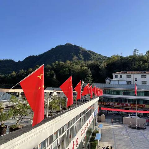 五星红旗迎风飘扬--狮子庙镇悬挂国旗喜迎祖国华诞