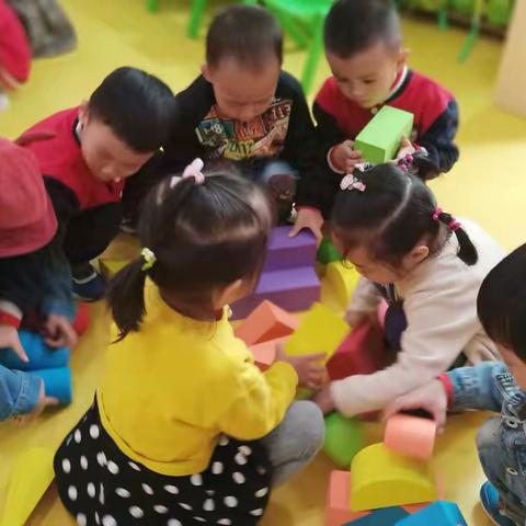 《搭积木》目标:学会集体合作互相分享。