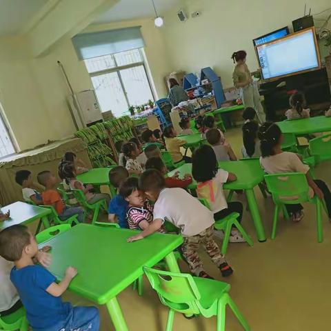 《中秋节🍥》主题目标： 1.知道农历八月十五是我国传统的节日——中秋节，初步了解中秋节的有关风俗习惯。