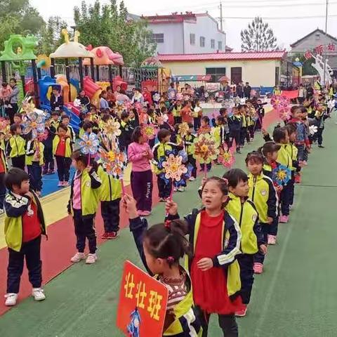 创新幼儿园春季亲子运动会，孩子家长老师一起游戏，好开心哦！