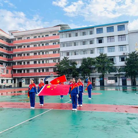 城区小学举行“学习二十大精神 争做赣鄱好少年”主题升旗仪式