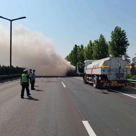 巡查途中遇火情，交通人积极处置 ，确保道路畅通