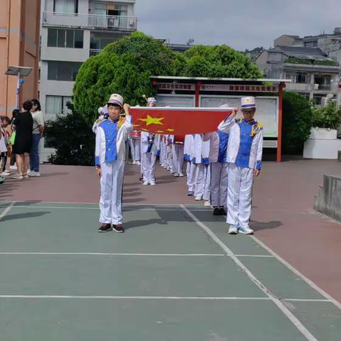 升旗仪式，彰显一个学校的精神风貌！