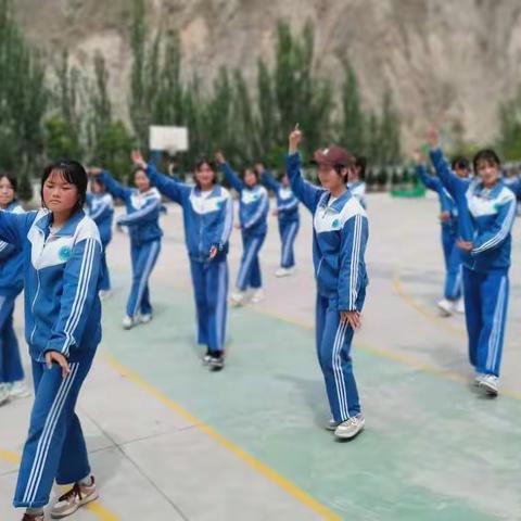 阳光少年沐春阳，“双减”落实促成长——雷坝镇初级中学举办韵律操和武术操比赛