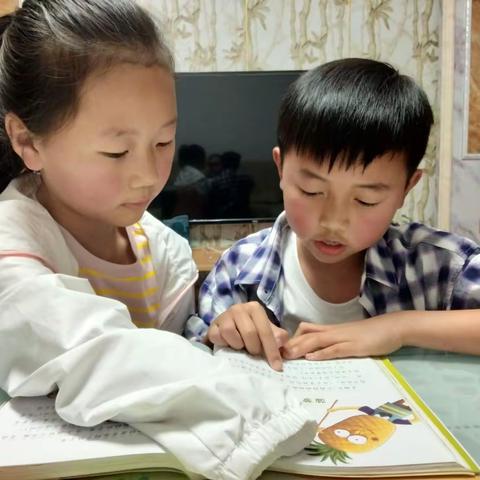 我家有两个可爱的小宝，爸爸妈妈都很爱你们，希望你们快乐成长！