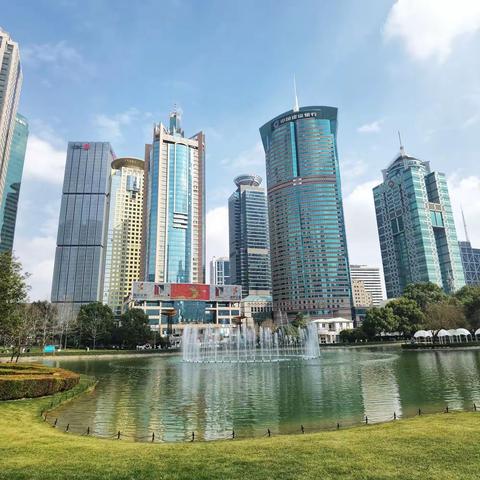 群楼环抱之中的陆家嘴中心绿地…