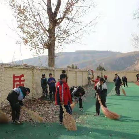 清扫落叶 美化环境