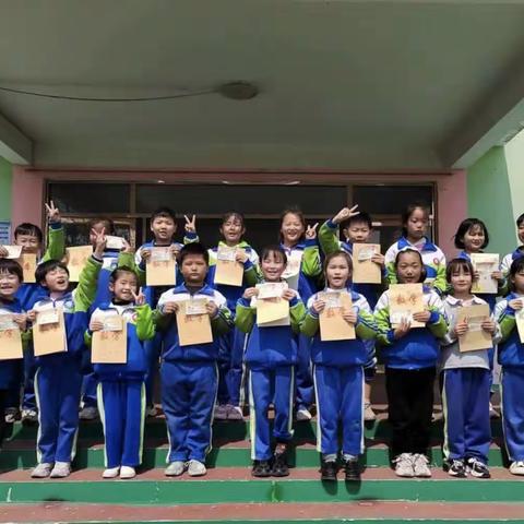 童心巧手系鞋带，指尖生花展风采——习文镇新星学校低年级“系鞋绳比赛”