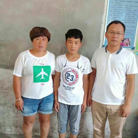 姚邵小学针对建档立卡家庭进行脱贫政策进行宣传