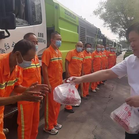 中秋佳节！市城管局领导班子全体为环卫职工送祝福
