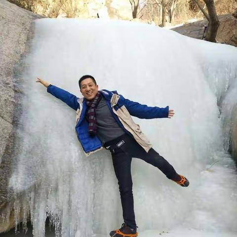 夏秋飞瀑泻，寒日玉琼凝。 景色时时变，友谊如石恒。 ——花厂峪一日游