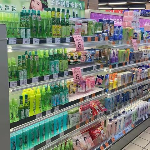 青山108街日化花露水、防晒换季陈列