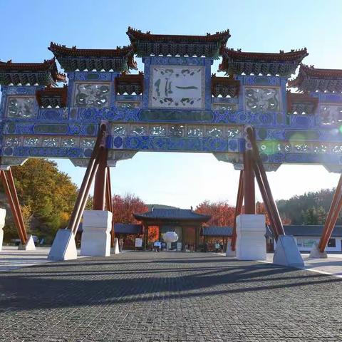 今天霜降日再游横山寺，美景如画，好似画家尽情泼墨描绘，枫叶红似火，花花草草，亭台楼阁，真是休闲好去处。