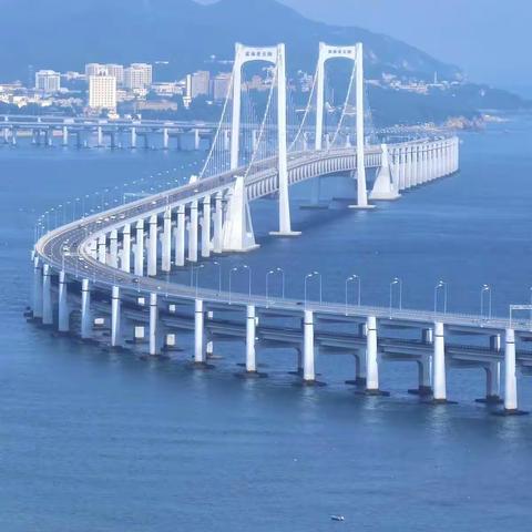 西尖山上观星海湾跨海大桥。