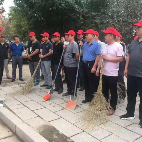 广平县住建局局长张仲林带队到建设东路开展创建文明县城活动。
