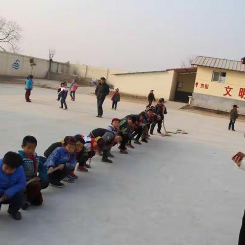 凝心聚力，勇敢前行                                ——             拔河比赛