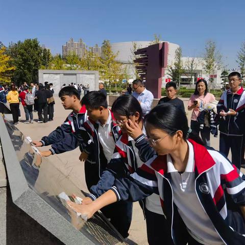 缅怀革命先烈 牢记历史使命———菏泽一中南京路校区高一61班冀鲁豫革命纪念馆缅怀先烈