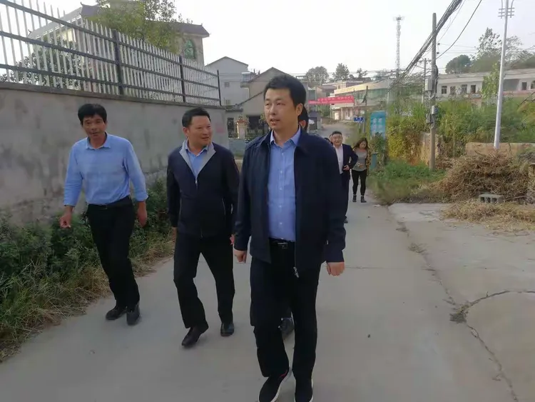县委常委、组织部长肖红军深入赤东镇基层一线调研督办