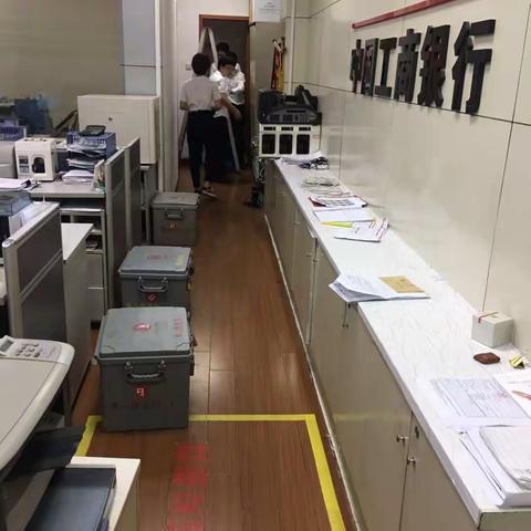 黄山路支行利用班后时间组织大扫除
