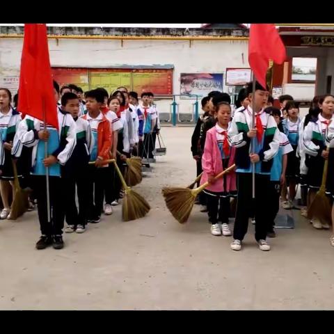 柴凹学校“小手拉大手，助力环境卫生整治”在行动～～～