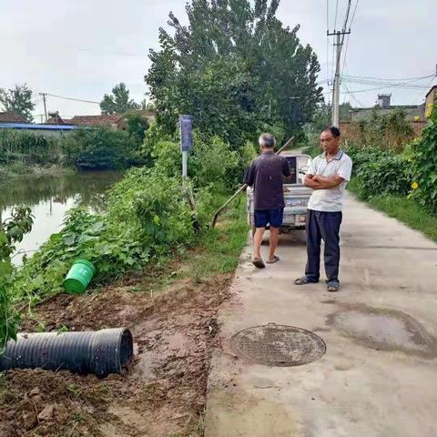 破圩村对破损道路进行维修