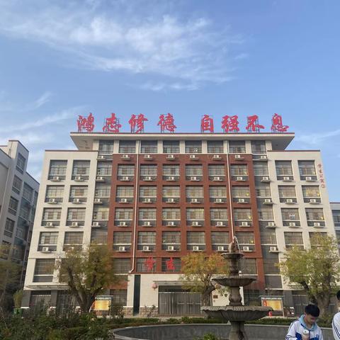 秋季校园乐趣多，旱地龙舟展风采——鸿德学校初二年级“旱地龙舟”趣味活动💫