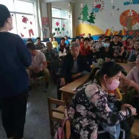 西关小学幼儿园召开家长会，与家长共牵友谊之手