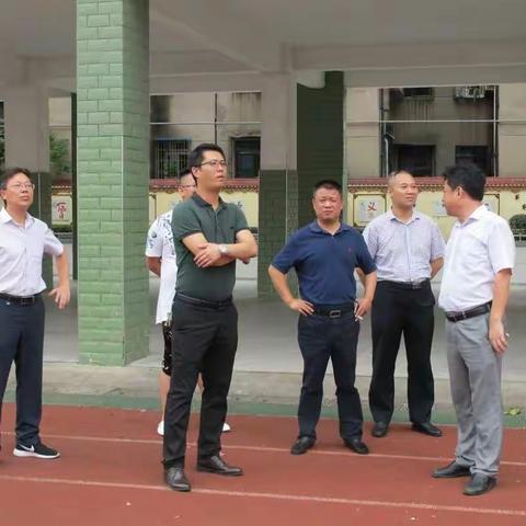 县委常委王成久、副县长杨雨晨到民和四小调度义务教育均衡发展工作