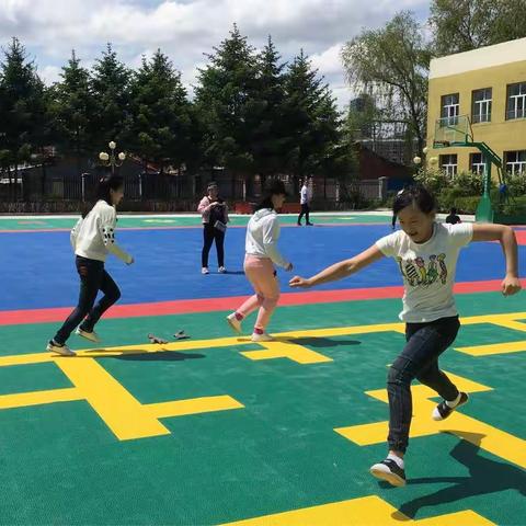 密山市特殊教育学校操场悬浮式地板铺设工作顺利完工