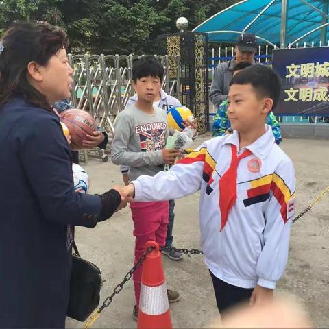 密山市特殊教育学校迎爱心天使范思哲小朋友到校献爱心