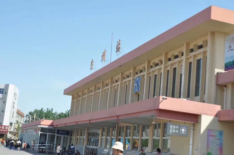 兖州火车站出站口刚下车的美女帅哥