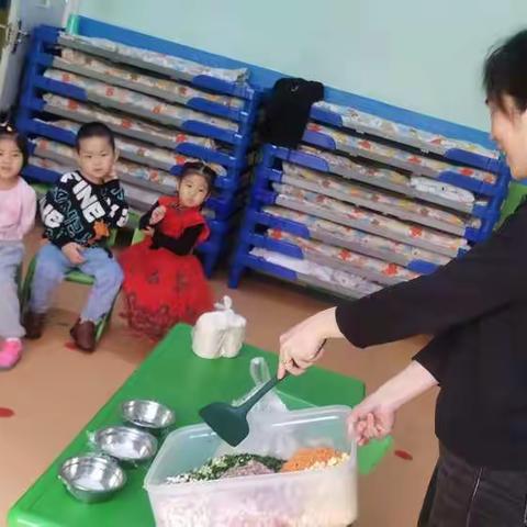 小小的饺子 浓浓的情——童心幼儿园中二班开展包饺子活动