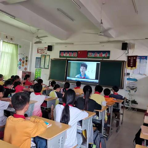 米粮小学全体师生观看禁毒电影《我想有个幸福的家》