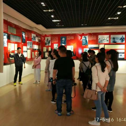 “红星照耀中国——外国记者眼中的中国共产党人”一机四小党支部组织参观青山区档案展